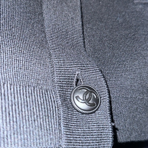 CHANEL V-NECK CARDIGAN WITH CC LOGO BUTTON CLOSURE - Picture 3 of 7